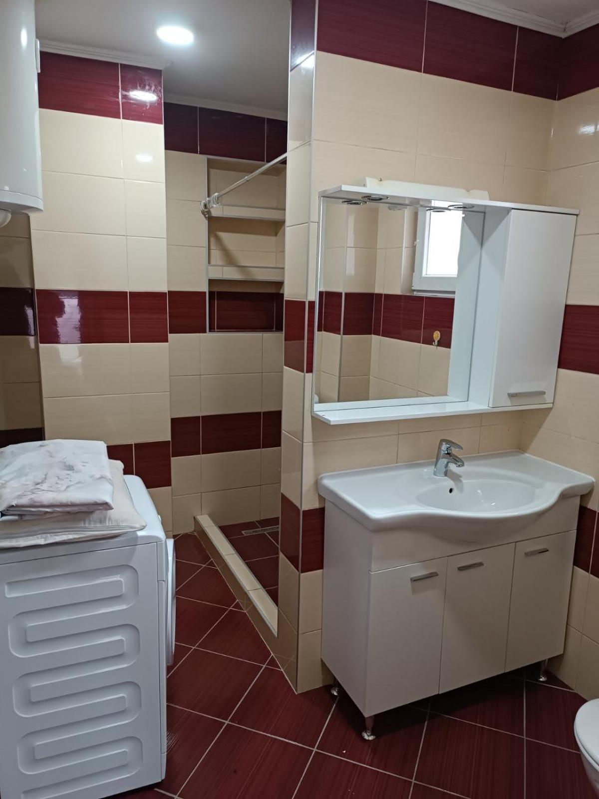 2bdr Apt With Balcony With View- Free Parking Gostinjska kuća